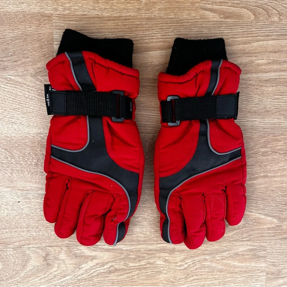 Red ski gloves with warm Thinsulate insulation